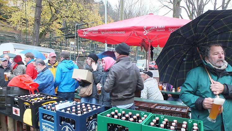 Einige Hobbybrauer füllen ihr Bier in Bügelflaschen ab, andere benutzen Fässer. Manfred Welker