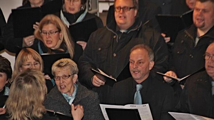 Kräftig mitgesungen. Die Vorsitzende des Gesangvereins Concordia, Gertrud Hepp (vorne, Zweite von links), und rechts daneben Zweiter Bürgermeister Harald Deringer.Helmut Will