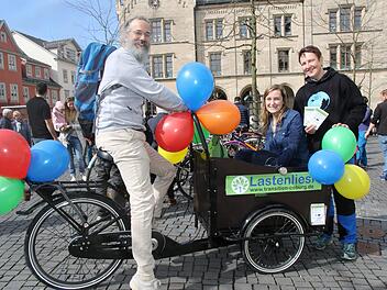 Die neue Lastenliesl von "Transition Coburg" präsentierten Sascha Jenke, Lisa Güntner und Marita Nehring.Foto: Wolfgang Desombre