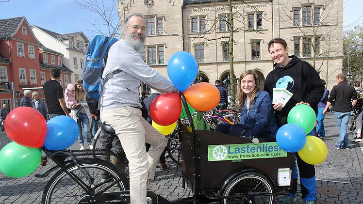 Die neue Lastenliesl von "Transition Coburg" präsentierten Sascha Jenke, Lisa Güntner und Marita Nehring.Foto: Wolfgang Desombre