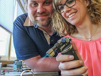 Christina Glamsch aus Mainleus und Dominik Hübner aus Thurnau haben sich entschieden, ihre Trauringe selbst zu schmieden.  Fotos: privat