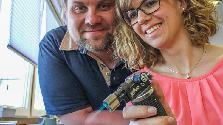 Christina Glamsch aus Mainleus und Dominik Hübner aus Thurnau haben sich entschieden, ihre Trauringe selbst zu schmieden.  Fotos: privat
