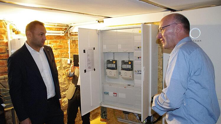 MdL Jürgen Baumgärtner (l.) ließ sich von Jürgen Fischer die Speicheranlage im Keller zeigen. Foto: Marco Meißner