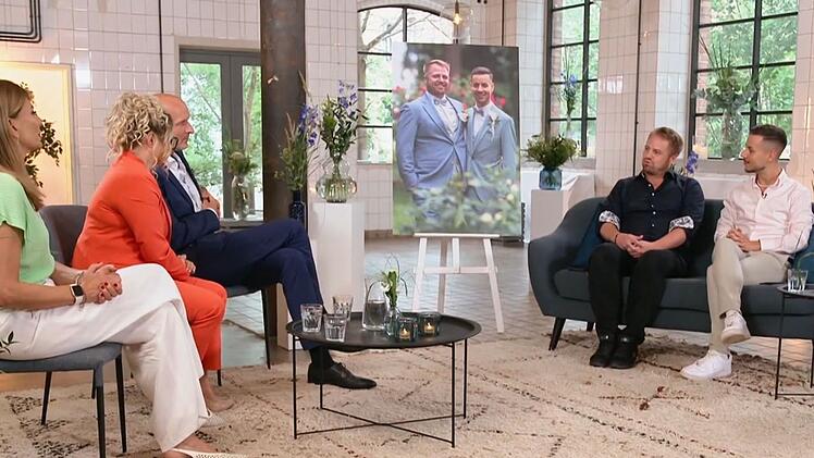 Marc (Zweiter von rechts) und Marco (rechts) entschieden sich gegen die Ehe und f&uuml;r die Freundschaft.