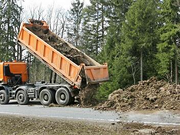 Eine Lkw-Ladung Erde wird auf der Kreisstraße vor dem Gelände abgekippt, auf dem sich die NPD treffen will. Fotos: Jennifer Karl