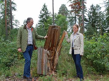 Heinrich Graf zu Ortenburg und Friederike Hafermann zeigen eine Baumstumpf. Auch solche Baumreste, die Vergänglichkeit symbolisieren, können als Grabstätte gebucht werden. Foto: Rainer Lutz