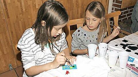 Jedes Kind gestaltete ein eigenes T-Shirt, hier Pia und Fiona (von links).