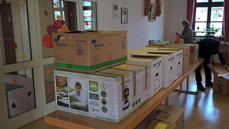 Gut verpackt: Die gesammelten Spenden.  Foto: Klaus Langen