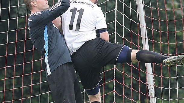 Der Aufseßer Torwart Daniel Steinlein fängt den Ball vor dem Rattelsdorfer Florian Bischof.