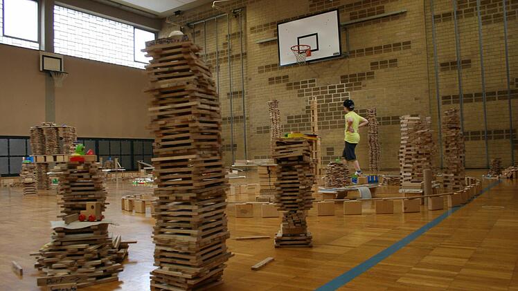 Beeindruckende Bauwerke entstanden in der Garitzer Schulturnhalle. Davon konnten sich die Eltern beim Schulfest überzeugen.  Foto: Czelustek