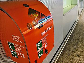 Im Vorraum der Kulmbacher Bank in Ludwigschorgast soll ein Defibrillator installiert werden. Symbolbild: Nicolas Armer/dpa