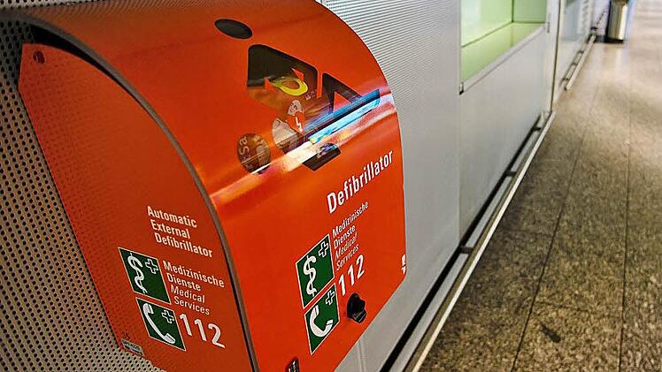 Im Vorraum der Kulmbacher Bank in Ludwigschorgast soll ein Defibrillator installiert werden. Symbolbild: Nicolas Armer/dpa