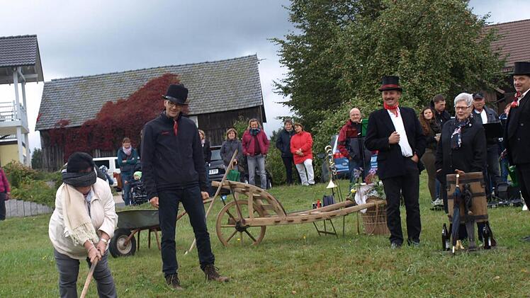 Kirchweihmontagshahnenschlagkönigin 2016 darf sich Ilse Schmitt (li) nennen, die mit ihrem dritten Schlag den Eimer mit voller Wucht traf. Ganz rechts Glücksfee Gisela.Foto: Susanne Deuerling
