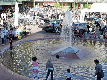 Eine Auto-Ausstellung soll die Besucher wie in jedem Jahr auf den Besiktas-Platz locken. Foto: privat