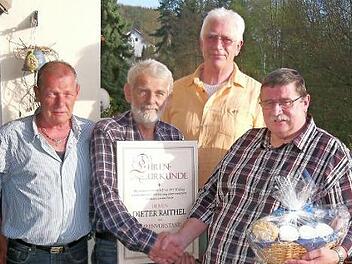 Der neue Ehrenvorsitzende der Soldatenkameradschaft Wirsberg, Dieter Raithel (Zweiter von links), wurde von stellvertretendem Vorsitzenden Roland Meisel, Kassierer Peter Gail und Vorsitzendem Günter Schmidt (von links) mit der schmucken Urkunde und einem Geschenkkorb ausgezeichnet. Foto: Klaus-Peter Wulf