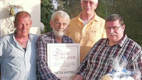 Der neue Ehrenvorsitzende der Soldatenkameradschaft Wirsberg, Dieter Raithel (Zweiter von links), wurde von stellvertretendem Vorsitzenden Roland Meisel, Kassierer Peter Gail und Vorsitzendem Günter Schmidt (von links) mit der schmucken Urkunde und einem Geschenkkorb ausgezeichnet. Foto: Klaus-Peter Wulf