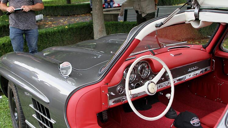 Blick in den Innenraum des Mercedes mit Flügeltüren.