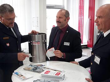 Nicht schlecht staunen die Polizisten (von links) Herbert Markert, Roland Schmied und Manfred Schneider darüber, welche "Schätze" sich in einem  Papierkorb finden. Arglos werfen viele Kunden beispielsweise Kontoauszüge mit sensiblen  Daten einfach in die Tonne. Foto: Rolf Pralle