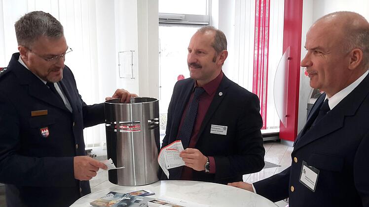 Nicht schlecht staunen die Polizisten (von links) Herbert Markert, Roland Schmied und Manfred Schneider darüber, welche "Schätze" sich in einem  Papierkorb finden. Arglos werfen viele Kunden beispielsweise Kontoauszüge mit sensiblen  Daten einfach in die Tonne. Foto: Rolf Pralle