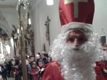 "Nikolaus" Gustav Fuß in der von seiner Mutter aus einem alten Filmvorhang geschneiderten Robe.