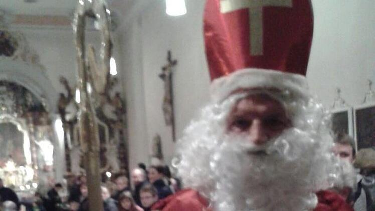 "Nikolaus" Gustav Fuß in der von seiner Mutter aus einem alten Filmvorhang geschneiderten Robe.