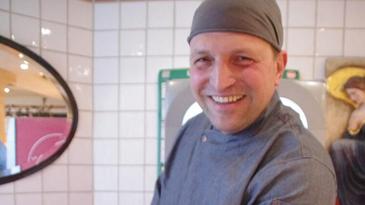 Robert Bayerkuhnlein (hier an den neuen Hackstöcken) kann wieder lachen. Ihm ist die Vorfreude anzusehen, bald wieder umfangreicher im eigenen Betrieb produzieren zu können.  Foto: Marco Meißner