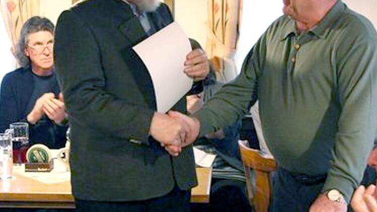Zum letzten Mal fand die Jahreshauptversammlung des Imkervereins im Gasthaus Gumbrecht statt. Vorsitzender Klaus Becker ernannte den langjährigen Kassier Thomas Tippmann zum Ehrenmitglied.