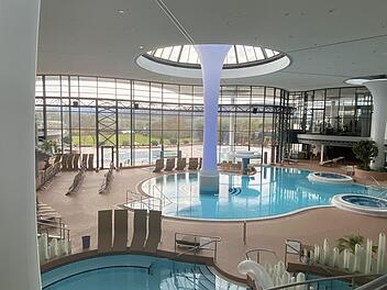 Die Liegen hochgeklappt, in den Außenbecken kaum noch Wasser: Die Kisssalis Therme hat geschlossen.  Fotos: Natascha Kiesel