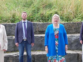 Beim Gang von der Brücke begleiteten Schulleiterin Ulrike Freifrau von und zu der Tann (4. v. l.) Bürgermeister Michael Kastl (Münnerstadt), Schulrätin Birgit Herré, Konrektor Benjamin Weber, Bürgermeister Matthias Klement (Maßbach) und Bürgermeister Harald Hofmann (Nüdlingen).