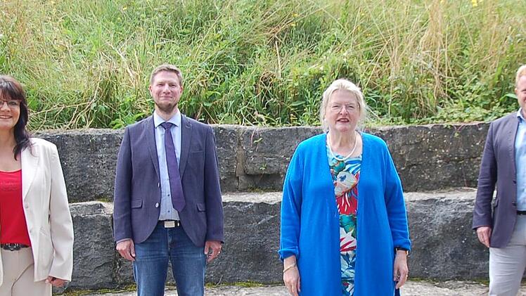Beim Gang von der Brücke begleiteten Schulleiterin Ulrike Freifrau von und zu der Tann (4. v. l.) Bürgermeister Michael Kastl (Münnerstadt), Schulrätin Birgit Herré, Konrektor Benjamin Weber, Bürgermeister Matthias Klement (Maßbach) und Bürgermeister Harald Hofmann (Nüdlingen).