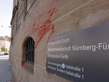 Amtsgericht F&uuml;rth mit Farbe beworfen: Polizei sucht Zeugen