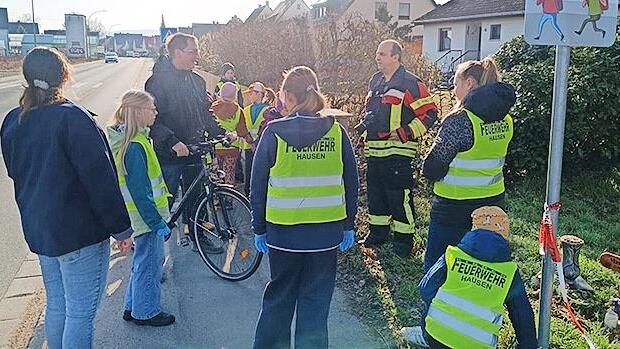 Die Jugendfeuerwehr r&auml;umt auf.