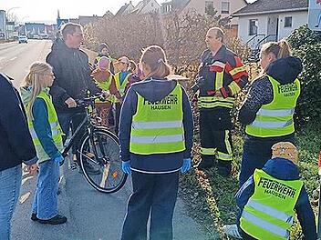 Die Jugendfeuerwehr r&auml;umt auf.
