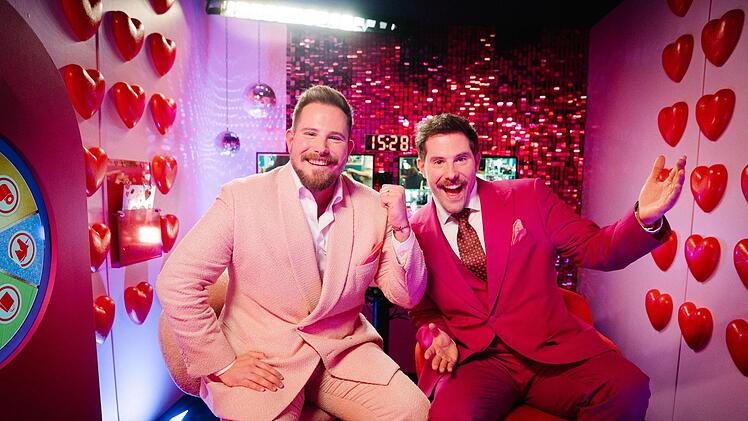 Benni und Dennis Wolter (rechts) mischen in ihrer  Showreihe Dating- und Versteckte-Kamera-Elemente.