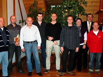 Anne Grimmer (rechts) und Bürgermeister Bernhard Ruß (Dritter von rechts) ehrten oftmalige Blutspender. Das waren (von links): Heinz Langhans, Thomas Rottmann, Jürgen Mühlfelder, Alexander Krines, Frank Behringer, Jürgen Hörlin, Anneliese Düring und Erich Benz.