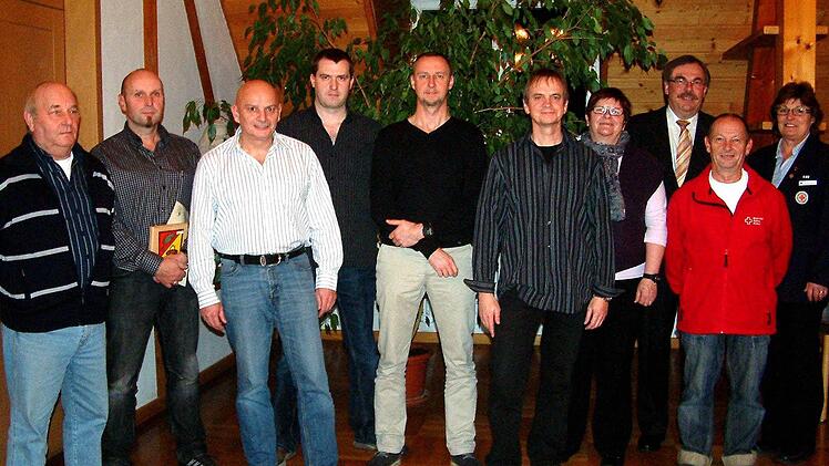 Anne Grimmer (rechts) und Bürgermeister Bernhard Ruß (Dritter von rechts) ehrten oftmalige Blutspender. Das waren (von links): Heinz Langhans, Thomas Rottmann, Jürgen Mühlfelder, Alexander Krines, Frank Behringer, Jürgen Hörlin, Anneliese Düring und Erich Benz.