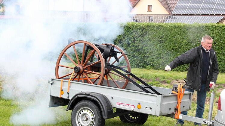 Ossi Herold sorgte für die Böllerschüsse.