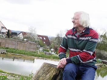 Jürgen Öhrlein nennt diese Erhebung auf seinem Grundstück in Rothwind den "Handyberg": ein Baumstumpf oberhalb des Schwimmteichs, einziges Refugium für Mobilfunk-Junkies. Der Ex-Kreisrat hat selber nur ein Notfall-Handy - mit Solarbetrieb. Fotos: Jochen Nützel