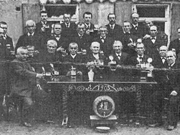Der Gesangverein Liederkranz postierte sich 1905 vor seinem Vereinslokal - mit halb geleerten Bierkrügen.