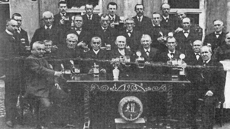 Der Gesangverein Liederkranz postierte sich 1905 vor seinem Vereinslokal - mit halb geleerten Bierkrügen.