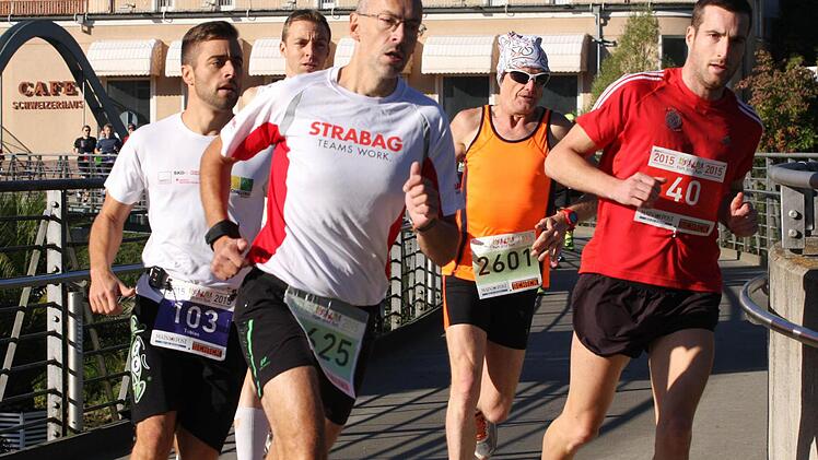 Raphaela Schmitten (2602) aus Würzburg gewann in Bad Kissingen den Halbmarathon der Frauen.Manuel Fößel (40) vom TV Ochsenfurt begann den Marathonlauf verhalten und holte sich auf den letzten Kilometern doch noch den Sieg beim ersten Bad Kissinger Marathon.