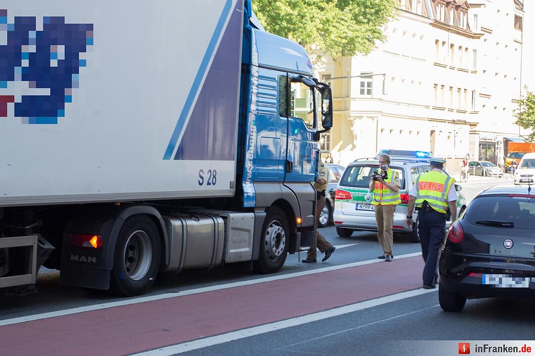 Fußgängerin stirbt bei Unfall in Nürnberg
