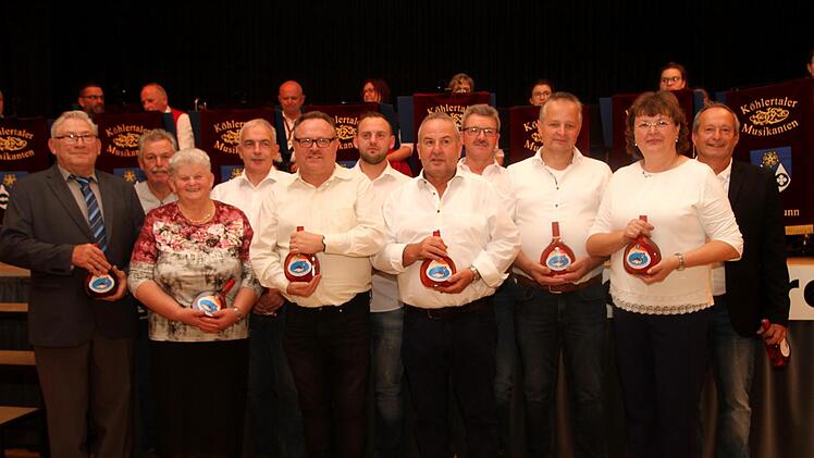 Ein so großer Verein wäre ohne das Engagement von zahlreichen Funktionären  nicht vorstellbar. Unser Bild zeigt sie mit  dem ersten Vorsitzenden Ludwig Bühl und seiner Frau Christine (von links) sowie  dem zweiten Vorsitzenden Karl-Heinz Weber (rechts). Foto: Geiling