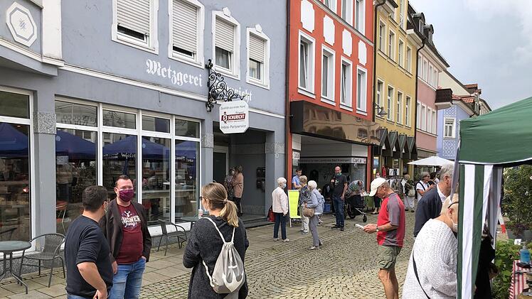 Dank gutem Wetter und einem breiten Marktangebot besuchten zahlreiche Menschen den Markt in der Bad Brückenauer Innenstadt. Foto: Mark Decker