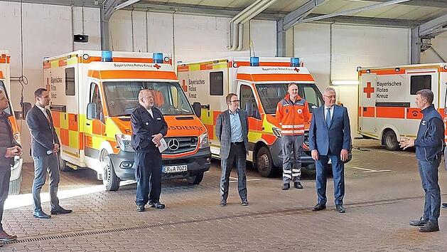 Innenminister Joachim Herrmann besuchte die Erlanger Rotkreuzler im vergangenen Jahr und dankte f&uuml;r den Einsatz bei der Bek&auml;mpfung der Corona-Pandemie.