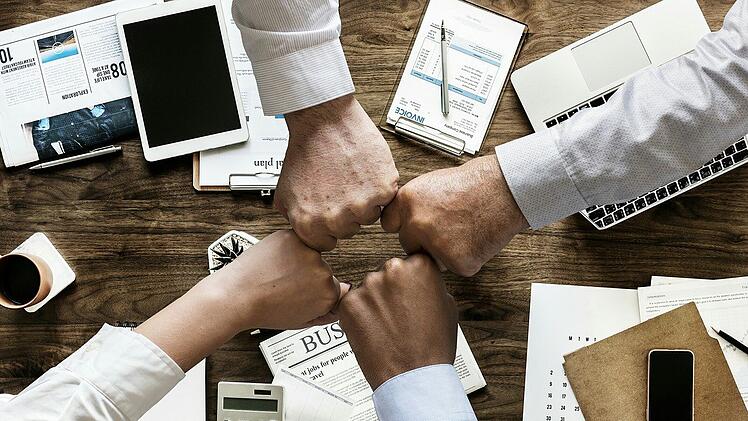 Im Bereich Finanzen und Unternehmen werden oft hohe Gehälter erzielt.