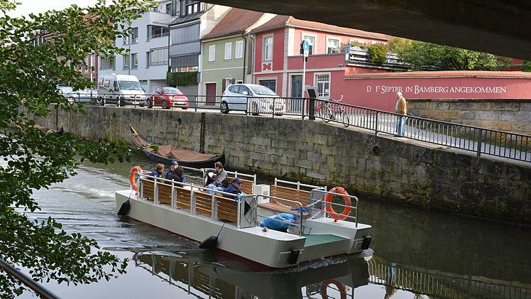 Auf dem Weg zum linken Regnitzarm passiert sie den Alten Kanal.