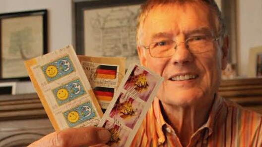 Bei Dietmar Feist stapeln sich die alten Briefmarken, die er für einen guten Zweck verkauft. Foto: Markus Reeh