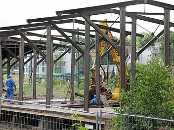 Das teilweise schon eingefallene Dach über der Verladerampe am Güterbahnhof wird derzeit abgerissen. Die Stahlträger bleiben einstweilen stehen. Laut Ullrich Pfuhlmann vom städtischen Hochbauamt hat das Coburger Designforum Oberfranken darum gebeten, da sich die Stahlträger gut für Installationen eignen würden. Foto: Simone Bastian
