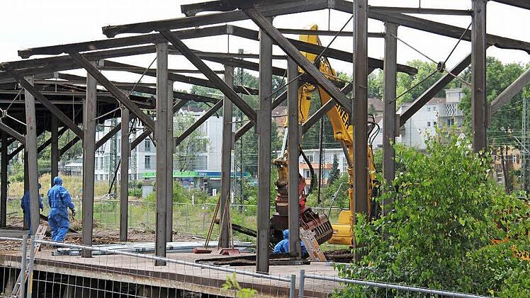 Das teilweise schon eingefallene Dach über der Verladerampe am Güterbahnhof wird derzeit abgerissen. Die Stahlträger bleiben einstweilen stehen. Laut Ullrich Pfuhlmann vom städtischen Hochbauamt hat das Coburger Designforum Oberfranken darum gebeten, da sich die Stahlträger gut für Installationen eignen würden. Foto: Simone Bastian